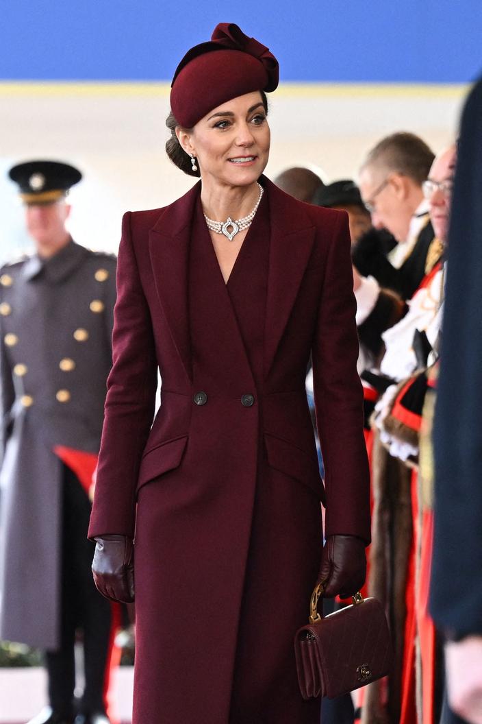 Divine en rouge bordeaux, Kate Middleton accueille le couple Trump sur ...
