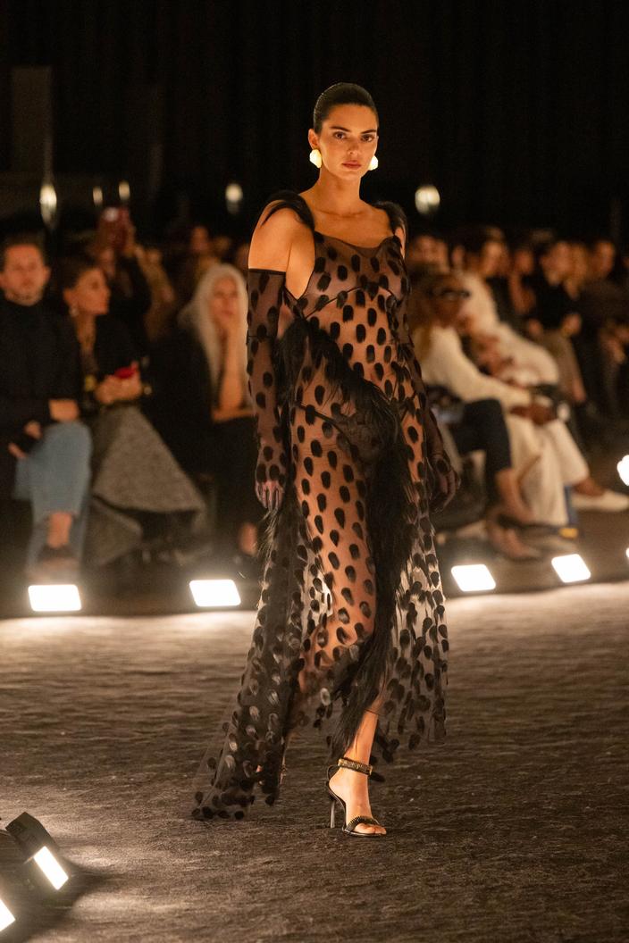 Runway Transparency Dans une robe entièrement transparente, Kendall Jenner clôture avec ...