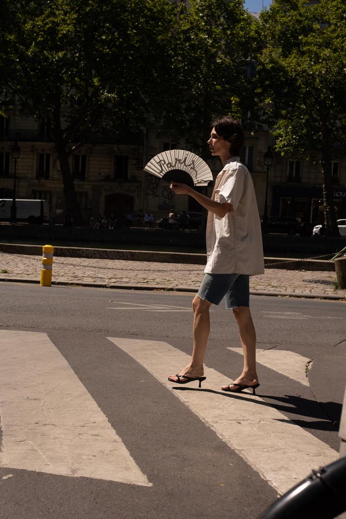 La Parisienne un chic décontracté et son éventail Duvelleroy