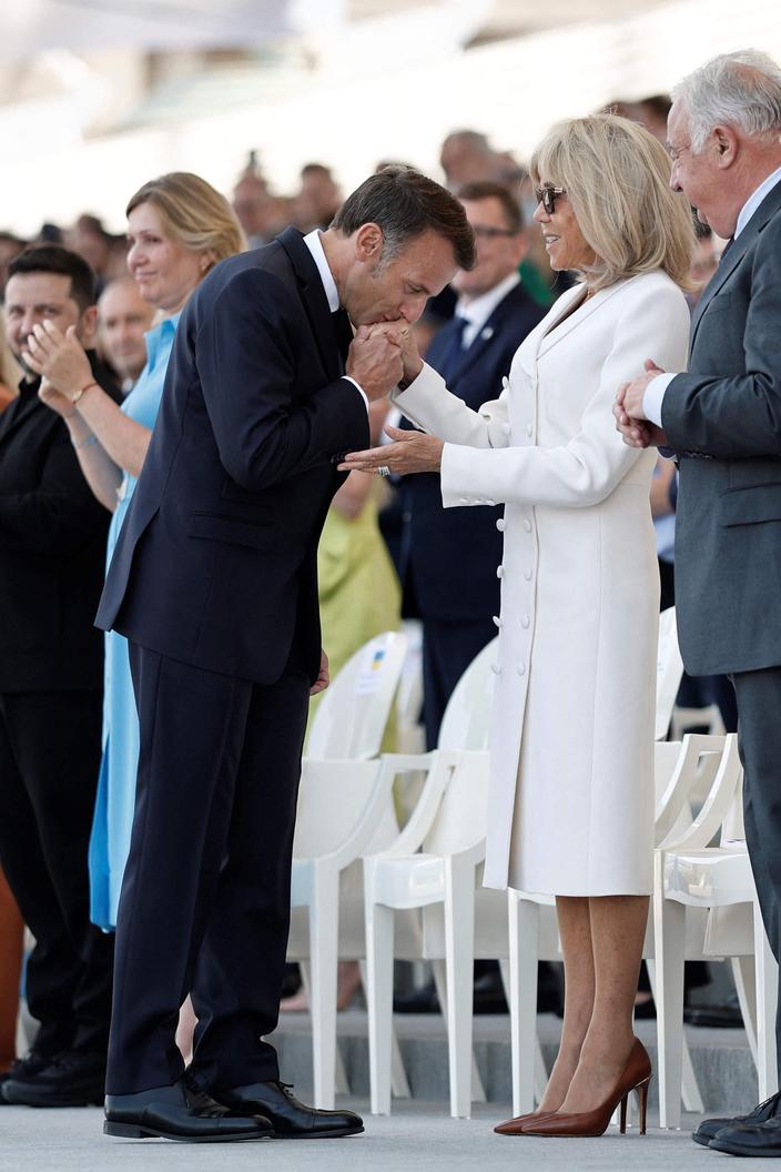Défilé du 14-Juillet : Emmanuel et Brigitte Macron complices, ce baise-main n'est pas passé inaperçu…