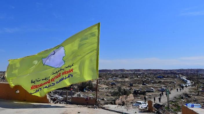 Sur les hauteurs de Baghouz un village de l'est de la Syrie flotte le drapeau des Forces démocratiques syriennes revendiquant la victoire sur Daech.