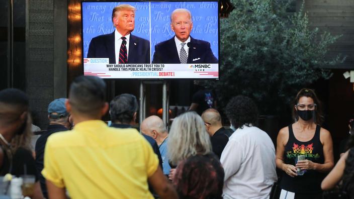 Des spectateurs regardent le débat entre Donald Trump et Joe Biden le 29 septembre, sur une terrasse de West Hollywood en Californie.