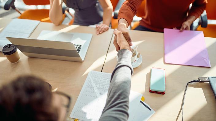 Sur un an, la hausse est de 2,2%, soit 445.000 emplois.