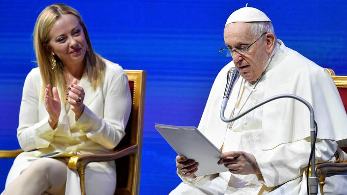 Le pape François et le premier ministre italien Giorgia Meloni assistent à une conférence nationale sur la démographie à Rome, Italie, le 12 mai 2023.