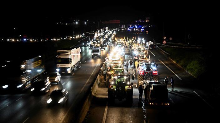 Colère des agriculteurs : les transporteurs routiers, premières victimes des blocages