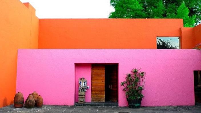 La folie rose : la teinte longtemps boudée envahit la déco pour transformer l’espace (et l’humeur)