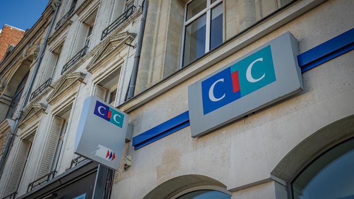 Pourquoi de plus en plus de banques proposent à leurs clients de basculer 100 % en ligne