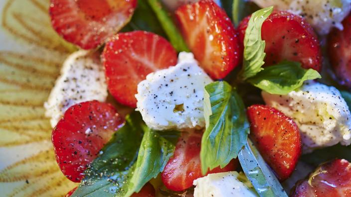 7 menus complets pour la semaine du 22 au 28 juin : des brochettes grecques à la salade fraise-feta