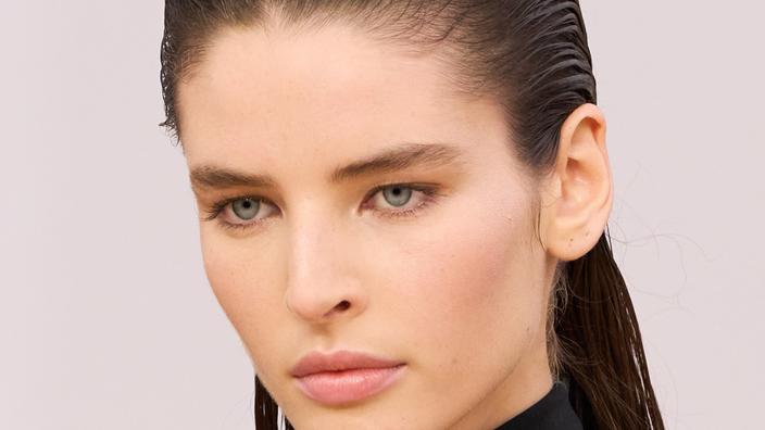 «Sleek Hair» : les conseils d’un expert pour reproduire la coiffure la plus tendance de l’été