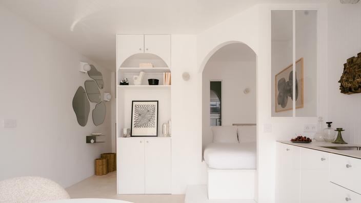 Avant/Après : la parfaite transformation d’un studio parisien mal conçu en un petit cocon chaleureux