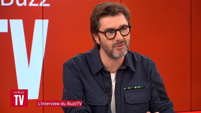 «Je sens des mains qui se posent sur moi» : Éric Jean-Jean raconte sa rencontre avec Philippe Labro à RTL