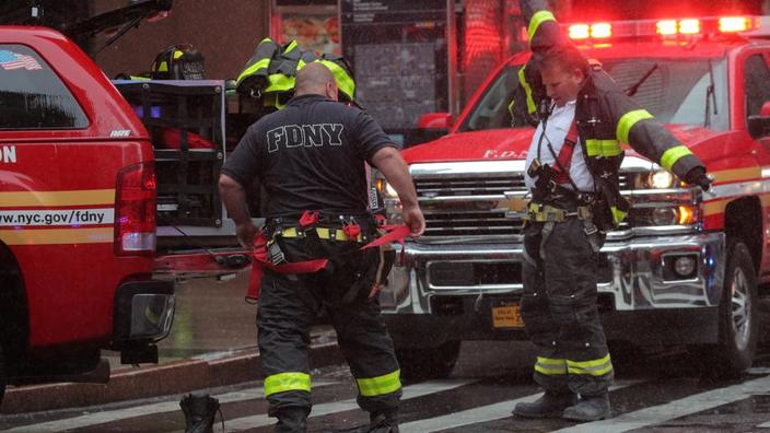 helicopter crashes on Manhattan building rooftop