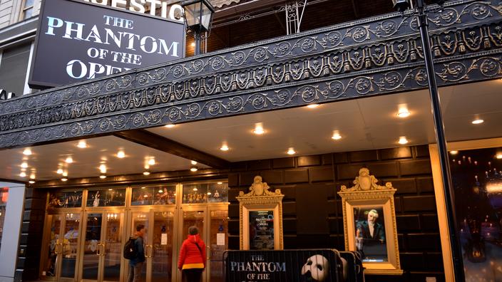 in New York, the lights of Broadway went out