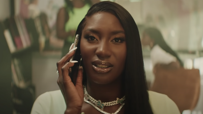 Aya Nakamura copine avec Camille Lellouche dans Jolie Nana ...