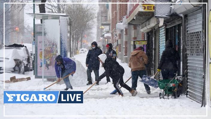 Before the Christmas holidays, New York is adorned with a snowpack