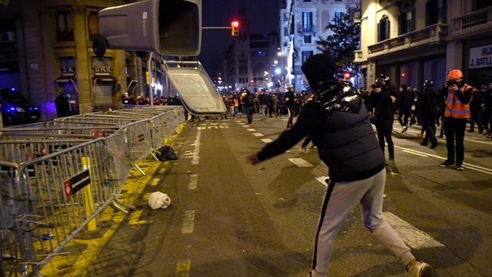 Photo of Sexta noche de protestas tras la detención de un rapero