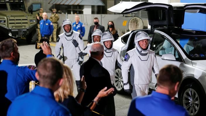 Astronautas de SpaceX adornados por el diseñador de vestuario de Hollywood