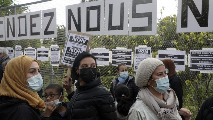 residents protest against the grouping of crack smokers in a park