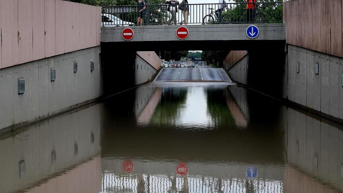 a “torrent of water” flows through the streets of Reims