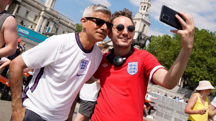 Amiens, French champion of the smiling selfie