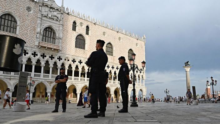 La polizia italiana travestita da prete per catturare i criminali
