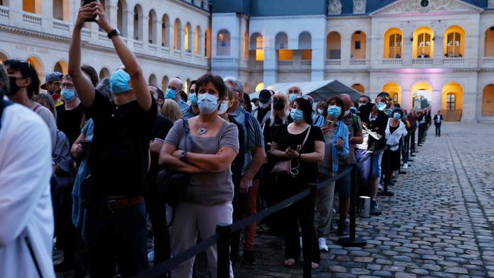 &laquo;C'est l'image de la France qui allait bien qui dispara&icirc;t&raquo;, le public rend un dernier hommage &agrave; Belmondo