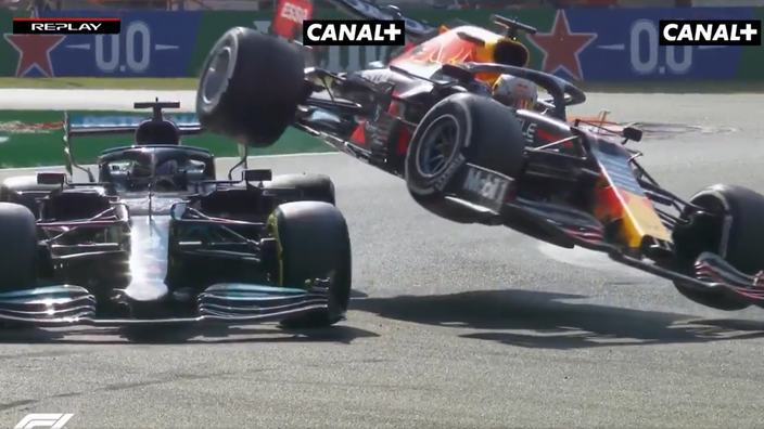 Verstappen e Hamilton Incredible Clash, costretti al ritiro (video)