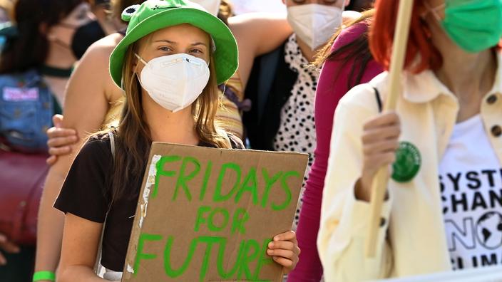 Young people march for the climate in Milan, behind Greta Thunberg thumbnail
