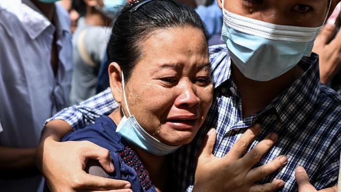 Burma: scenes of jubilation in front of the prisons after the amnesty ...