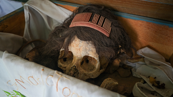 En México, los huesos de los difuntos cuidados por familiares antes de Todos los Santos
