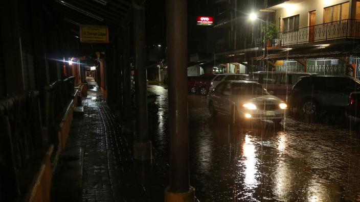 Huracán Rick golpea Acapulco en la costa del Pacífico