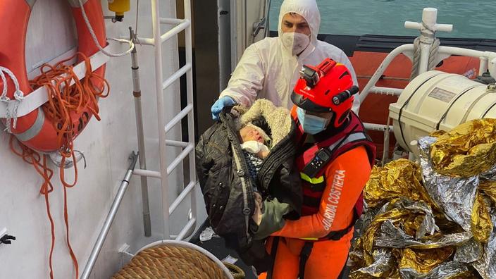 un bébé d’un an a traversé seul la Méditerranée, selon les medias italiens