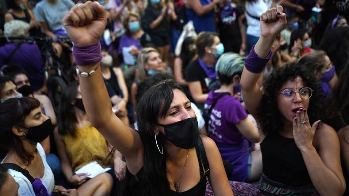Des milliers de femmes manifestent contre la «culture du viol» en Uruguay