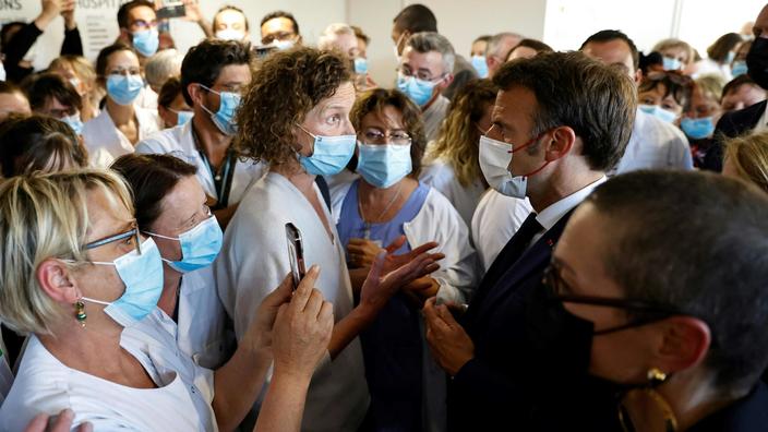 Emmanuel Macron au centre hospitalier de Cherbourg le 31 mai.
