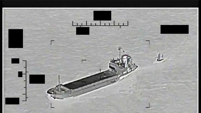 Une vue du navire de soutien Shahid Baziar de la marine du Corps des gardiens de la révolution islamique d'Iran et du navire de surface sans pilote Saildrone Explorer dans les eaux internationales du golfe Persique.