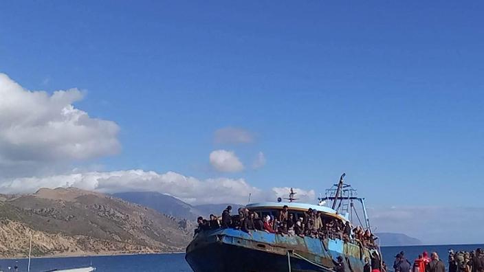 Grèce : des centaines de migrants ont accosté dans un port après une ...