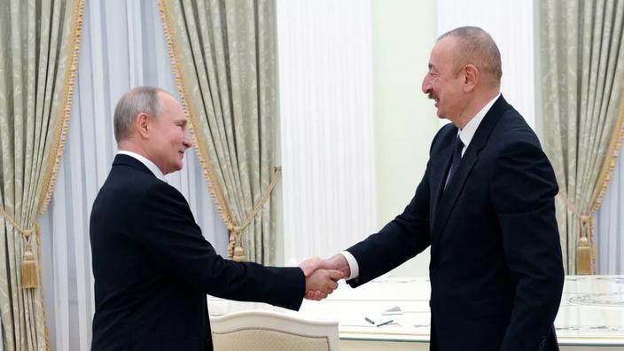 Vladimir Poutine recevant le président de l'Azerbaïdjan, Ilham Aliev, pour une réunion où avait été aussi convié le premier ministre arménien le 11 janvier 2021.