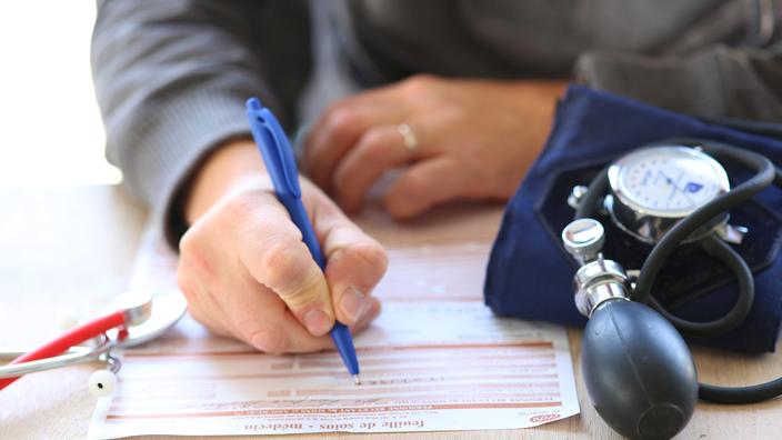 Dans le département, malgré la présence d'environ 2200 médecins généralistes, plusieurs secteurs souffriraient particulièrement de la désertification médicale.