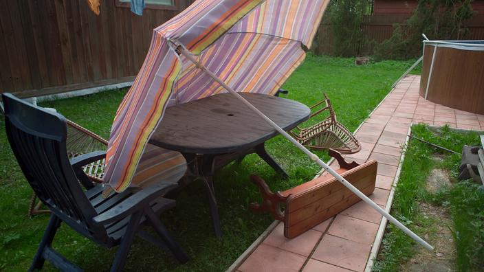 Comment faire tenir un parasol malgré le vent