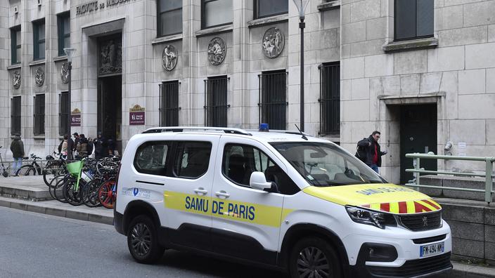 Une voiture d'urgentiste du Samu de Paris est garée près de l'entrée de l'Université Médecine Paris-Cité, le 25 janvier 2023.