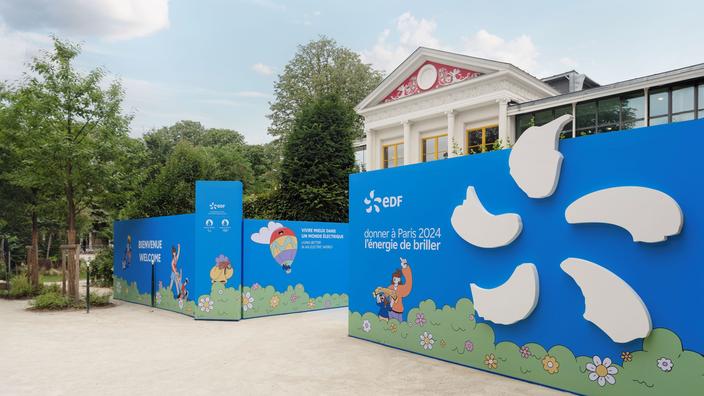 FUN HOUSE 713592 Jeux Olympiques Paris 2024 Salon DE Jardin JO pour Enfant avec Une Table H.46 X 46 CM, Deux CHAISES H.53 X L.38,5 X P.37,5 CM ET Un Parasol H.125