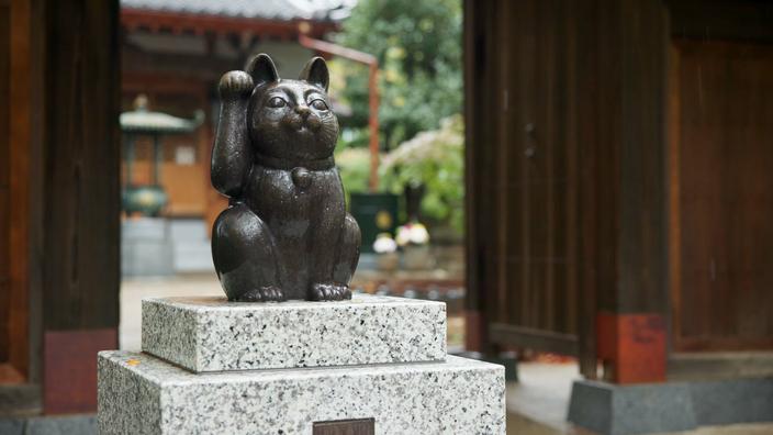Chat à énergie solaire, chat de fortune, chat chinois agitant le bras, maneki neko japonais, chat chanceux, charmant design à énergie solaire symbole de chance et de fortune pour la maison, le