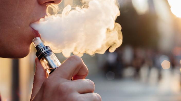 elfbar nachfüll pod läuft aus Vacanciers fumeurs, attention : 14 pays interdisent la cigarette  électronique