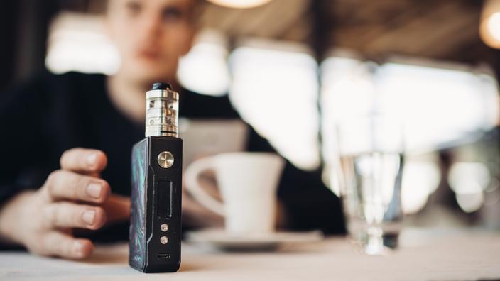 Cigarette lectronique : les liquides aux fruits rouges seraient plus  dangereux pour les poumons