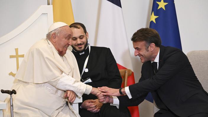 Le pape François et Emmanuel Macron : grands sourires et poignée de ...