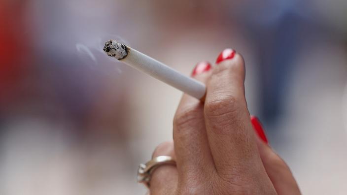 Trop cher, peu cologique, mauvaise odeur... La cigarette est-elle devenue  ringarde chez les jeunes ?