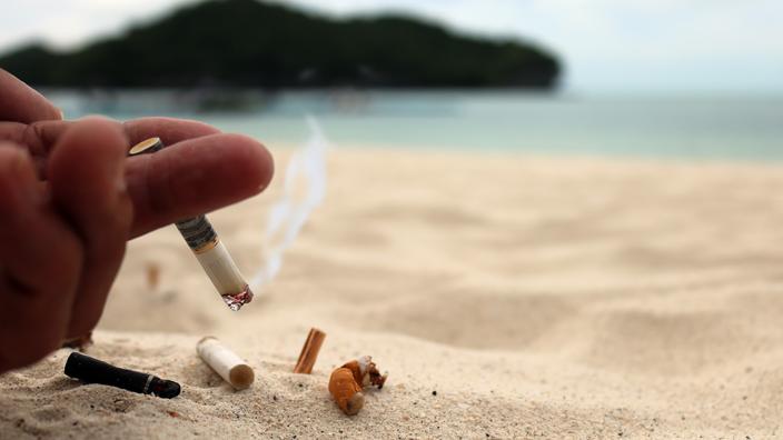 Interdiction de fumer sur les plages ou près des écoles : ces communes qui  ont déjà mis en place ces mesures