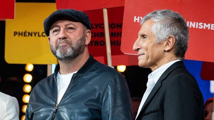 Tu ne fais pas que le pape, tu fais curé aussi» : sur le tournage de « Taratata», Nagui taquine Kad Merad pour son bide avec Papamobile