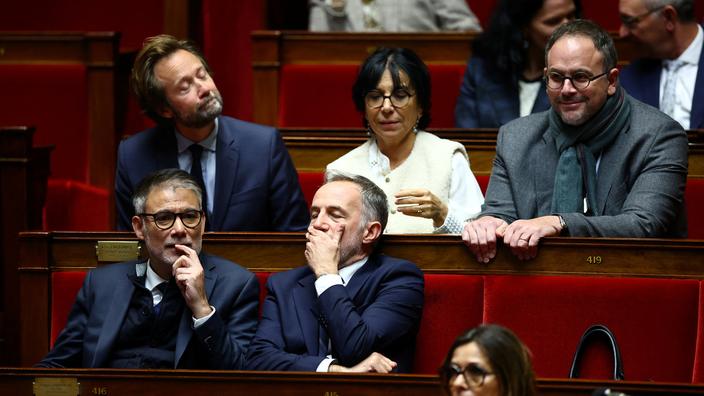 يجب علينا، كما يُقال لنا، إحباط هذا السيناريو مهما كلف الأمر، أي بالرضوخ لابتزاز الكتلة البرلمانية التي تمسك بيدها مصير الحكومة.