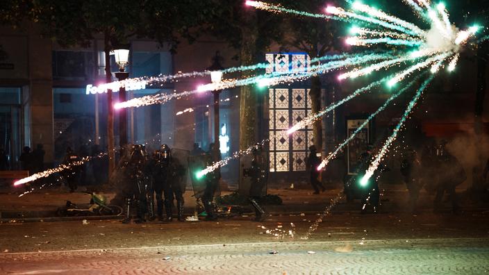 Paris Des Policiers Vis s Par Des Tirs De Mortiers D artifice Lors Du paris-des-policiers-vis-s-par-des-tirs-de-mortiers-d-artifice-lors-du